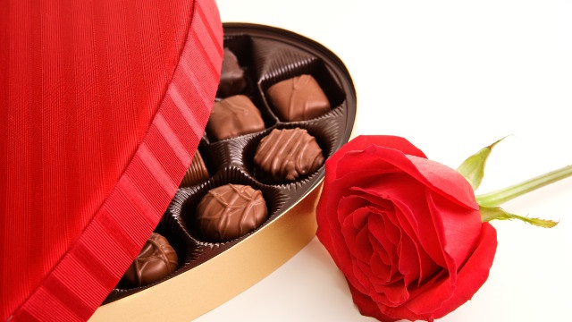 Happy Valentine’s Day 2015 Gift for her (Girlfriend) - Chocolate and Flowers
